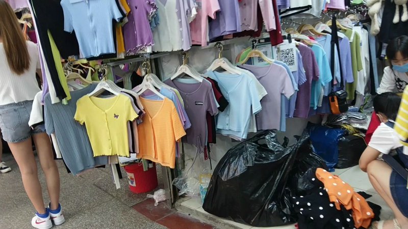 在杭州寻找服装批发市场，就像踏上了一段探索之旅。